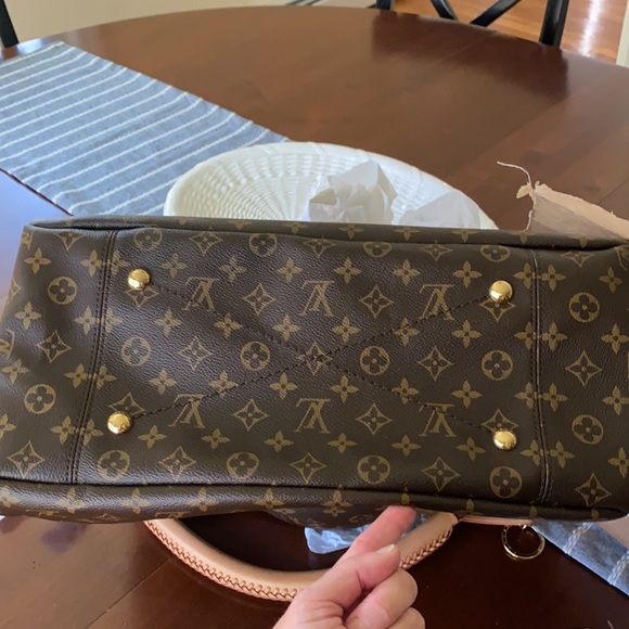 Louis Vuitton
Artsy Handbag Monogram Canvas Mm Hobo Bag - Picture 5 of 10